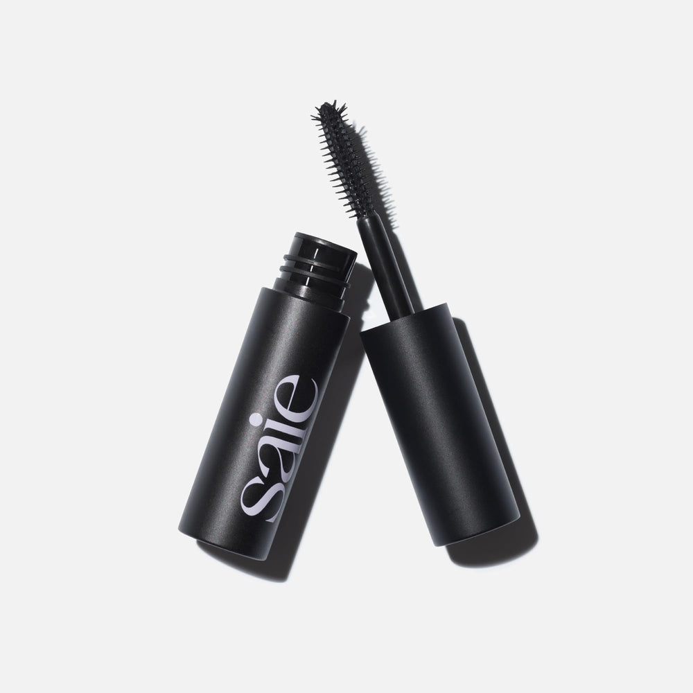 Saie Mini Mascara 101, dos a tres capas para mayor volumen e impacto.
