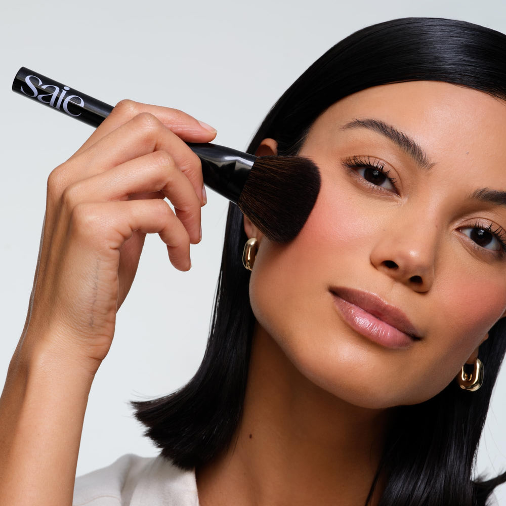 Pincel Saie con fibras ultra suaves para difuminar de forma natural.