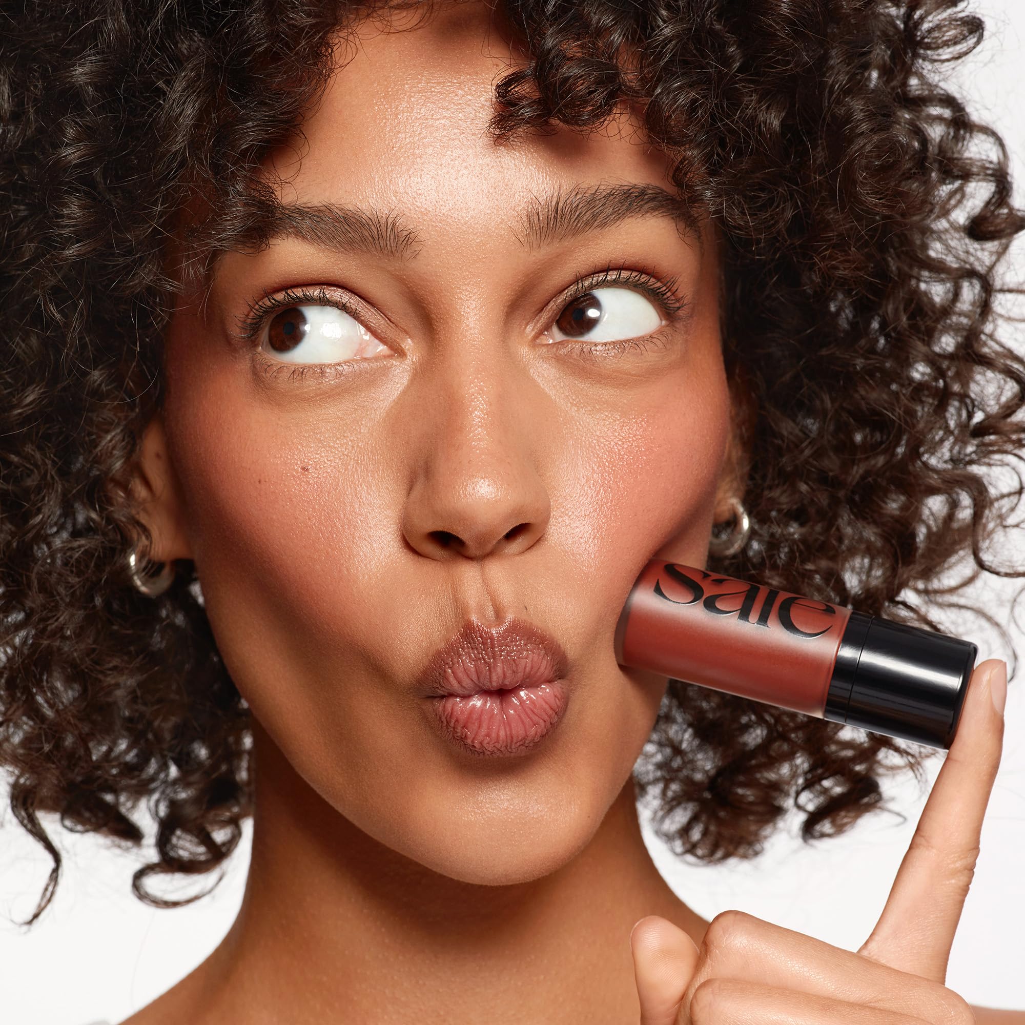 Saie Dew Liquid Blush, extractos de regaliz para un brillo suave y saludable.