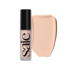 Saie Slip Tint Concealer aplicado en ojos para ojeras con acabado natural.