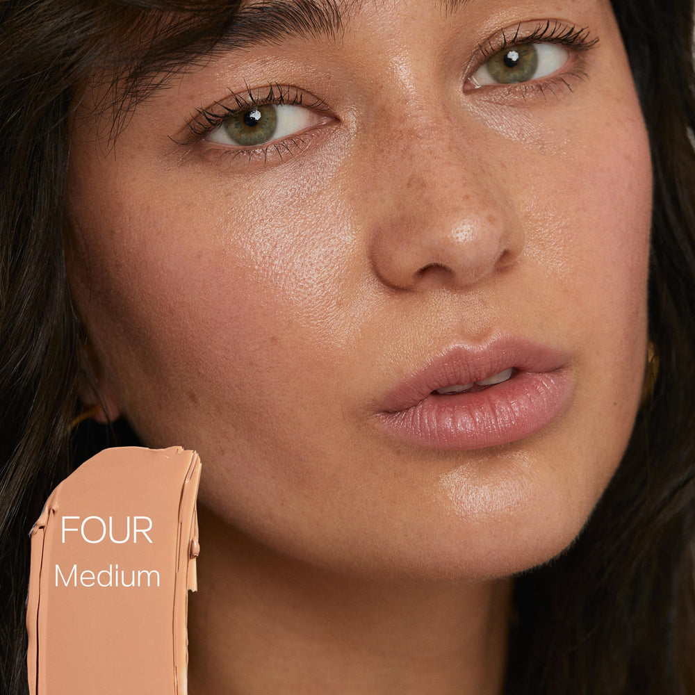 Saie Slip Tint con SPF 35 ofrece protección mineral sin filtros químicos.