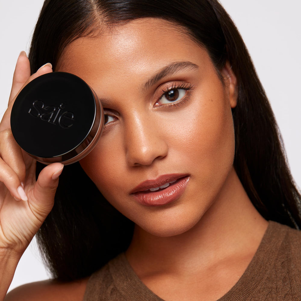 Saie Sun Melt Bronceador contorno suave para perfilar rasgos sin esfuerzo.