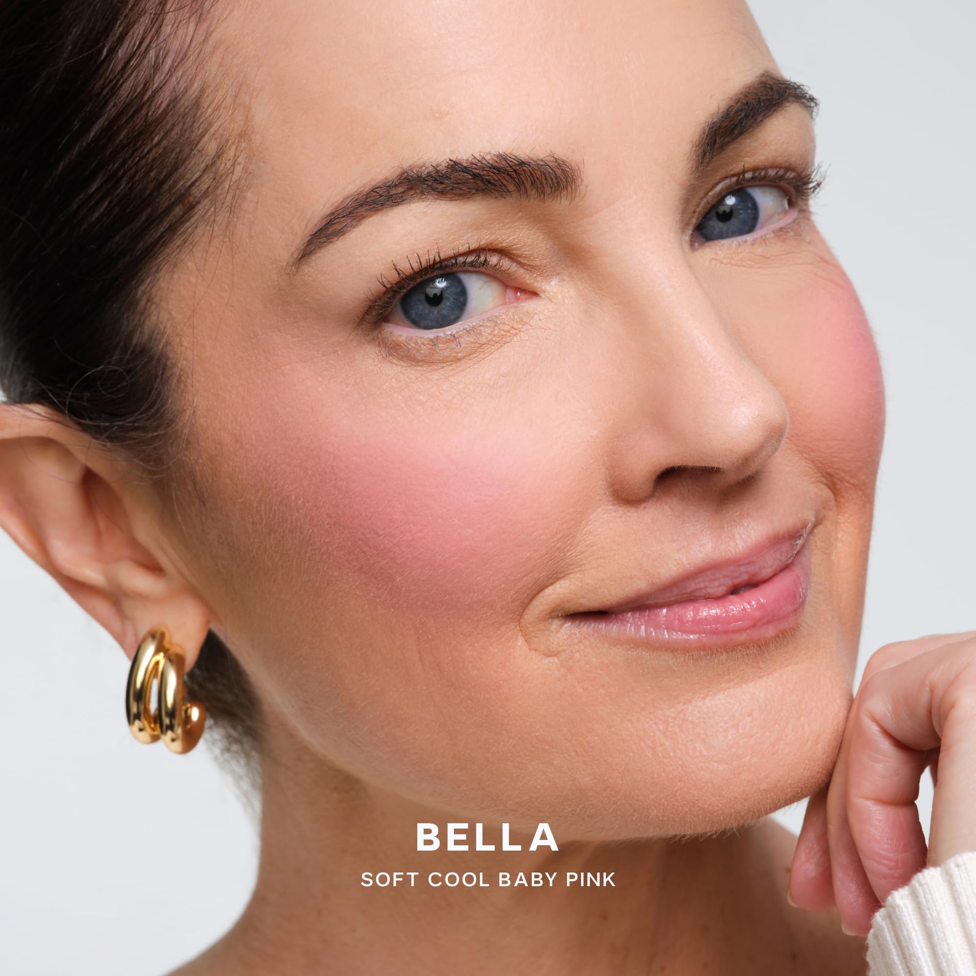 Saie SuperSuede Baked Blush aplicación con brocha para control.