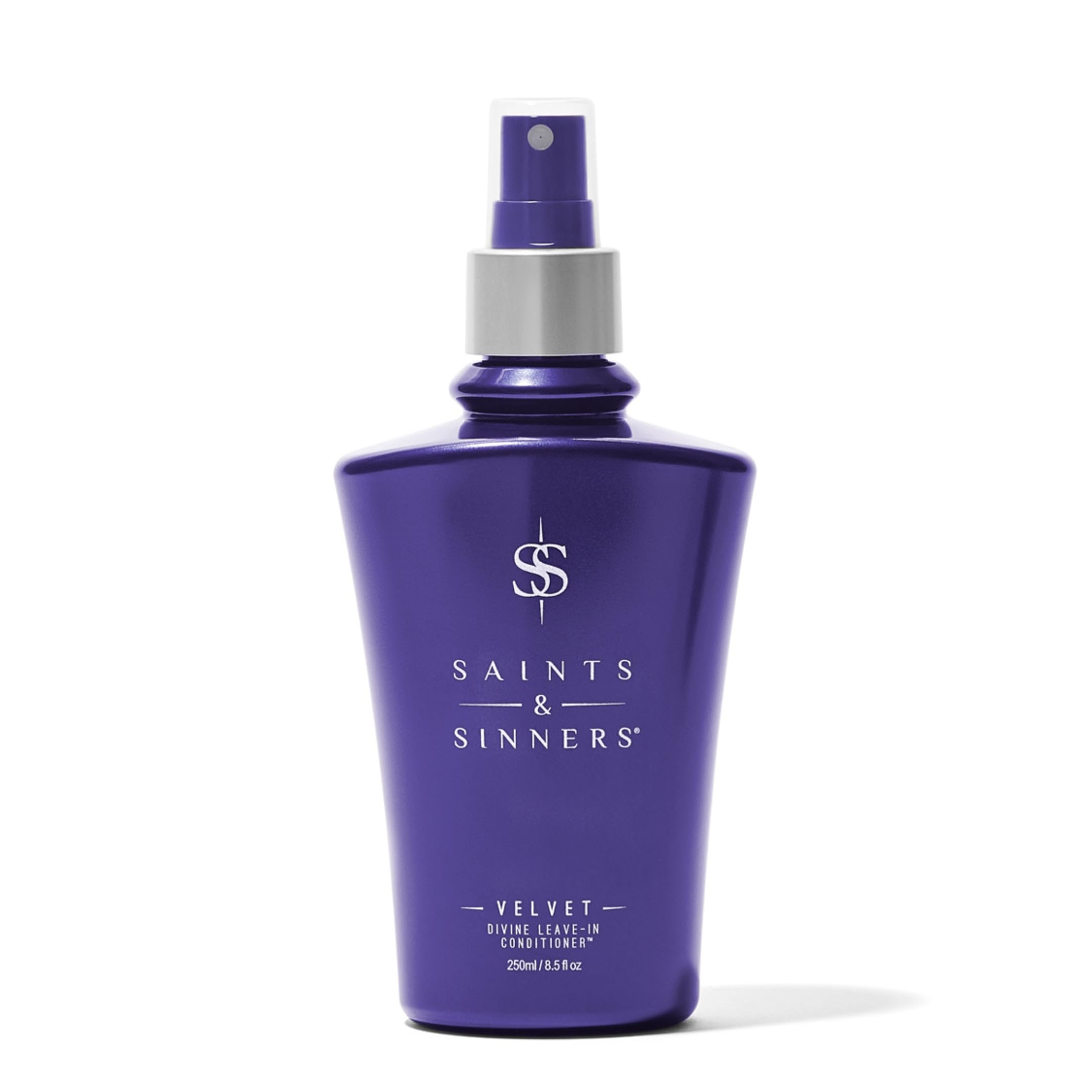 Velvet Divine de Saints & Sinners, aerosol en mano para peinado suave.