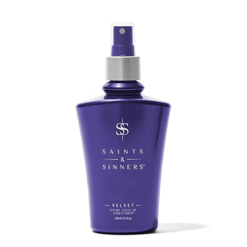 Velvet Divine de Saints & Sinners, aerosol en mano para peinado suave.