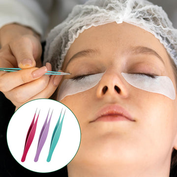 Pinzas salbsever en color morado para el cuidado de cejas y detalles finos.