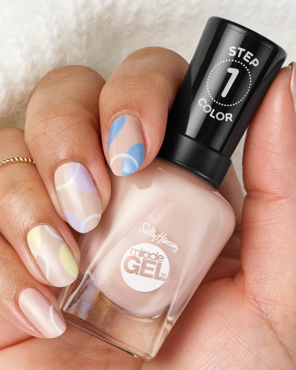 Sally Hansen Miracle Gel capa superior que sella y aporta brillo.
