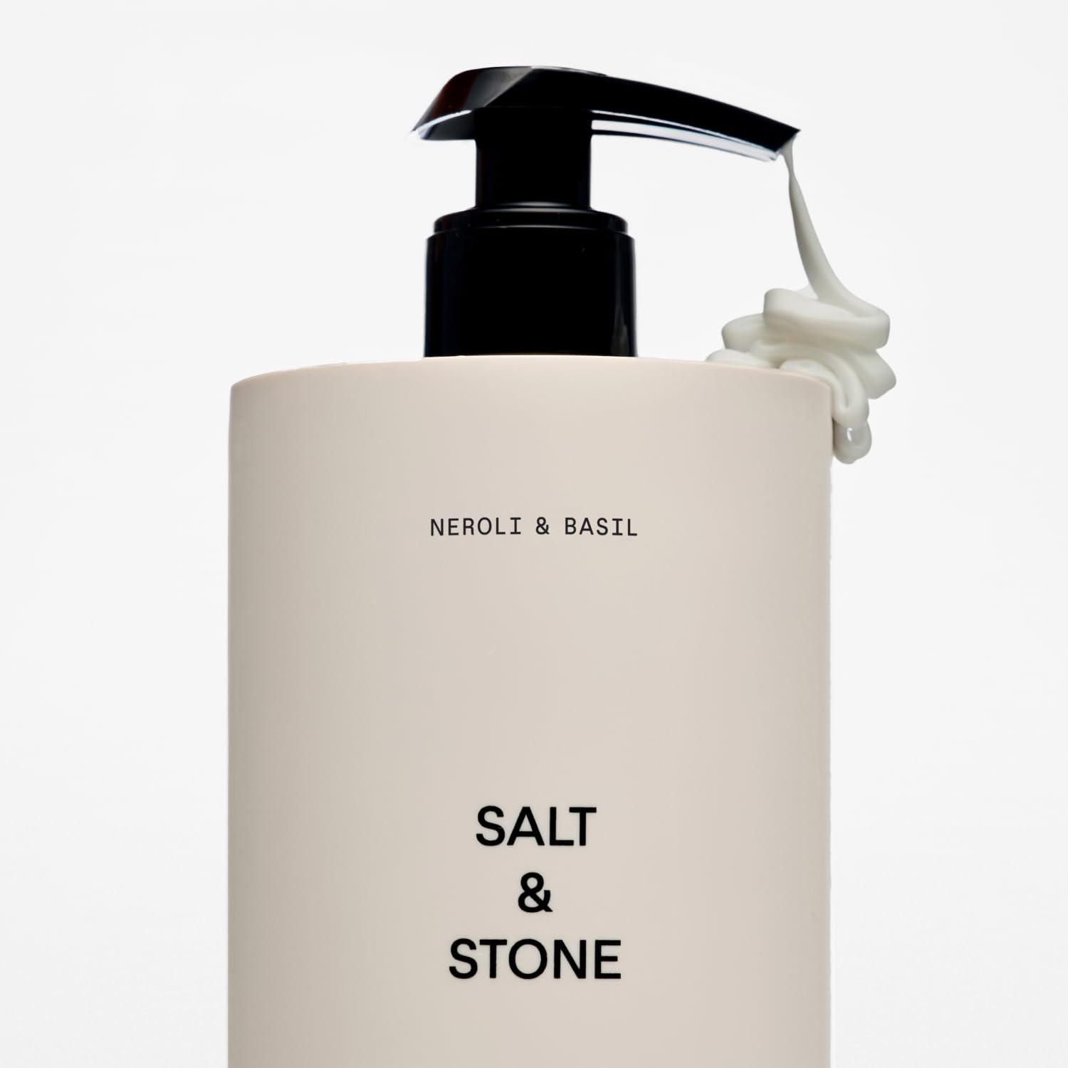 Salt & Stone envase de 450 ml listo para uso diario.