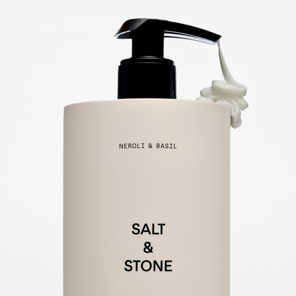 Salt & Stone envase de 450 ml listo para uso diario.
