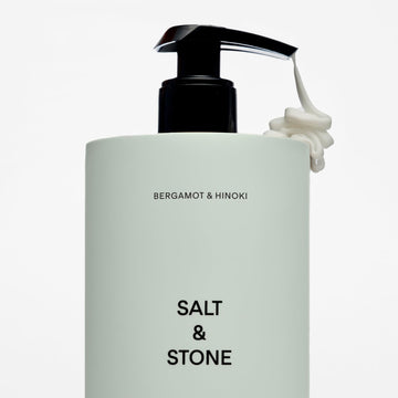Salt & Stone Presentación de 450 ml para cuidado diario.