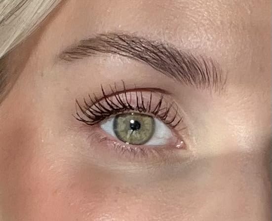 Mascara Sandstone Scandinavia, aplicador preciso para delinear pestañas.