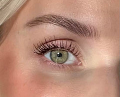 Mascara Sandstone Scandinavia, aplicador preciso para delinear pestañas.