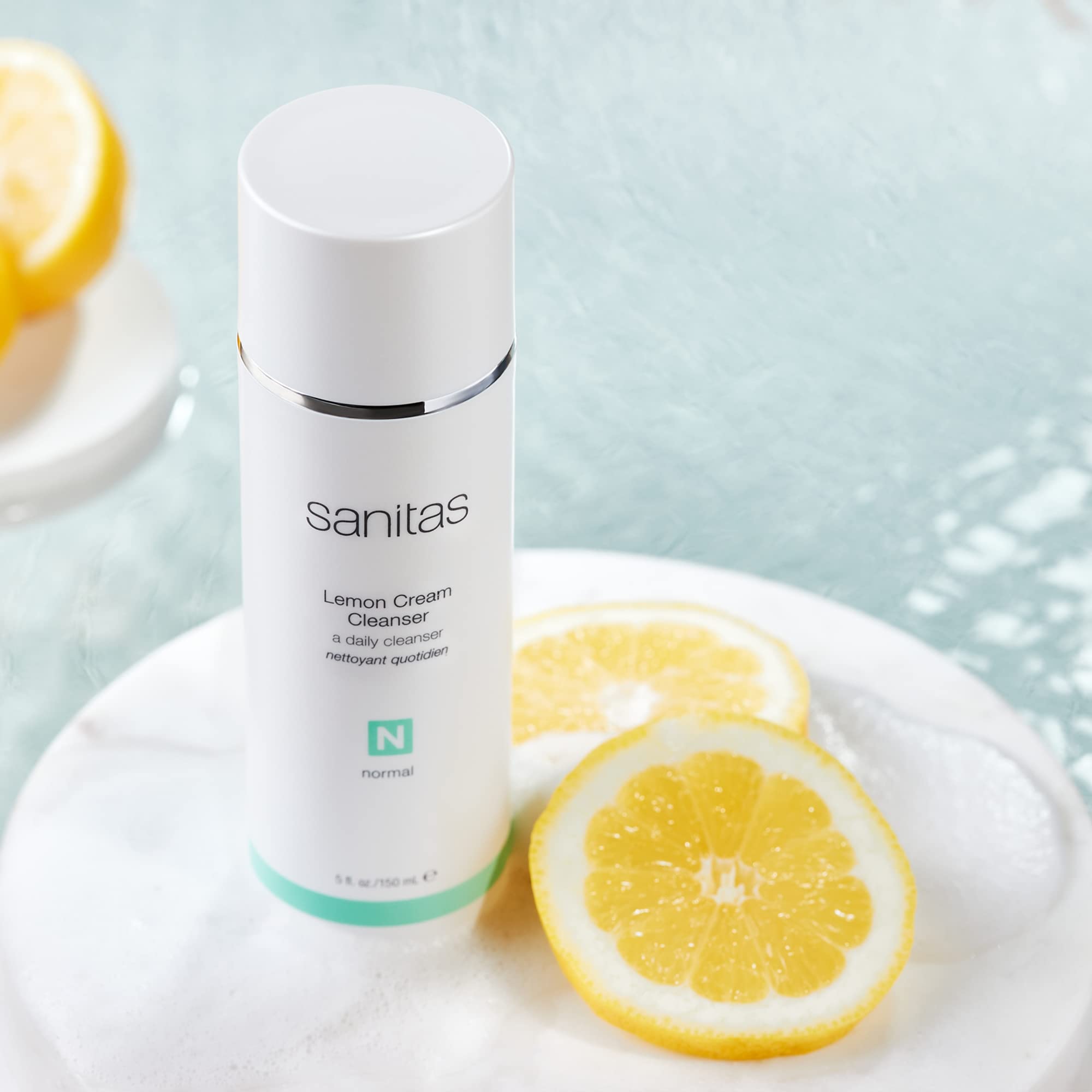 Texture onctueuse de la crème nettoyante Sanitas, hydratation légère et revitalisation du teint.