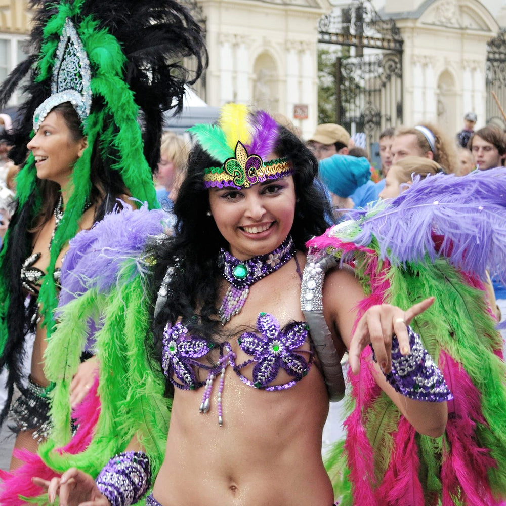 Diadema con diseño multicolor de plumas y lentejuelas, movimiento y brillo en cada paso.