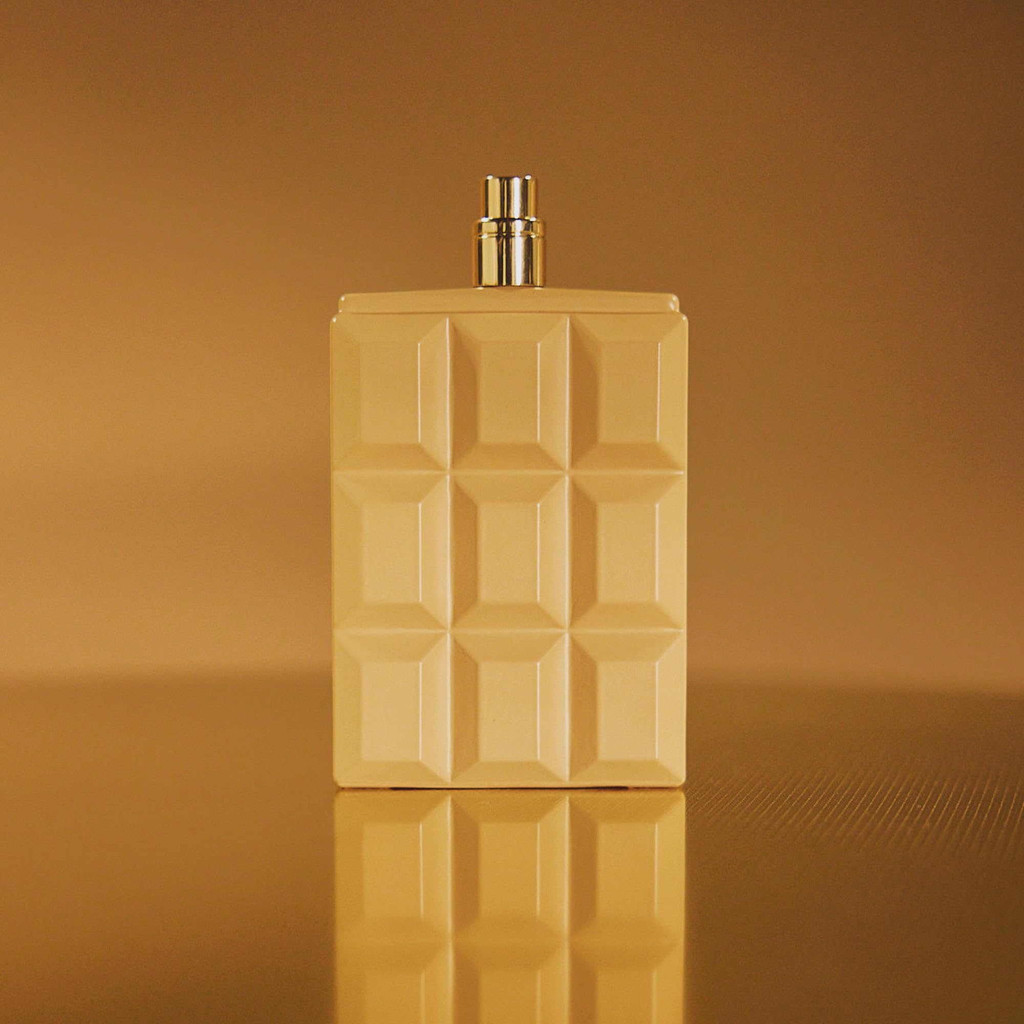 SCENT BEAUTY Sabrina Carpenter Caramel Dream, envase de lujo que decora la mesa de noche.
