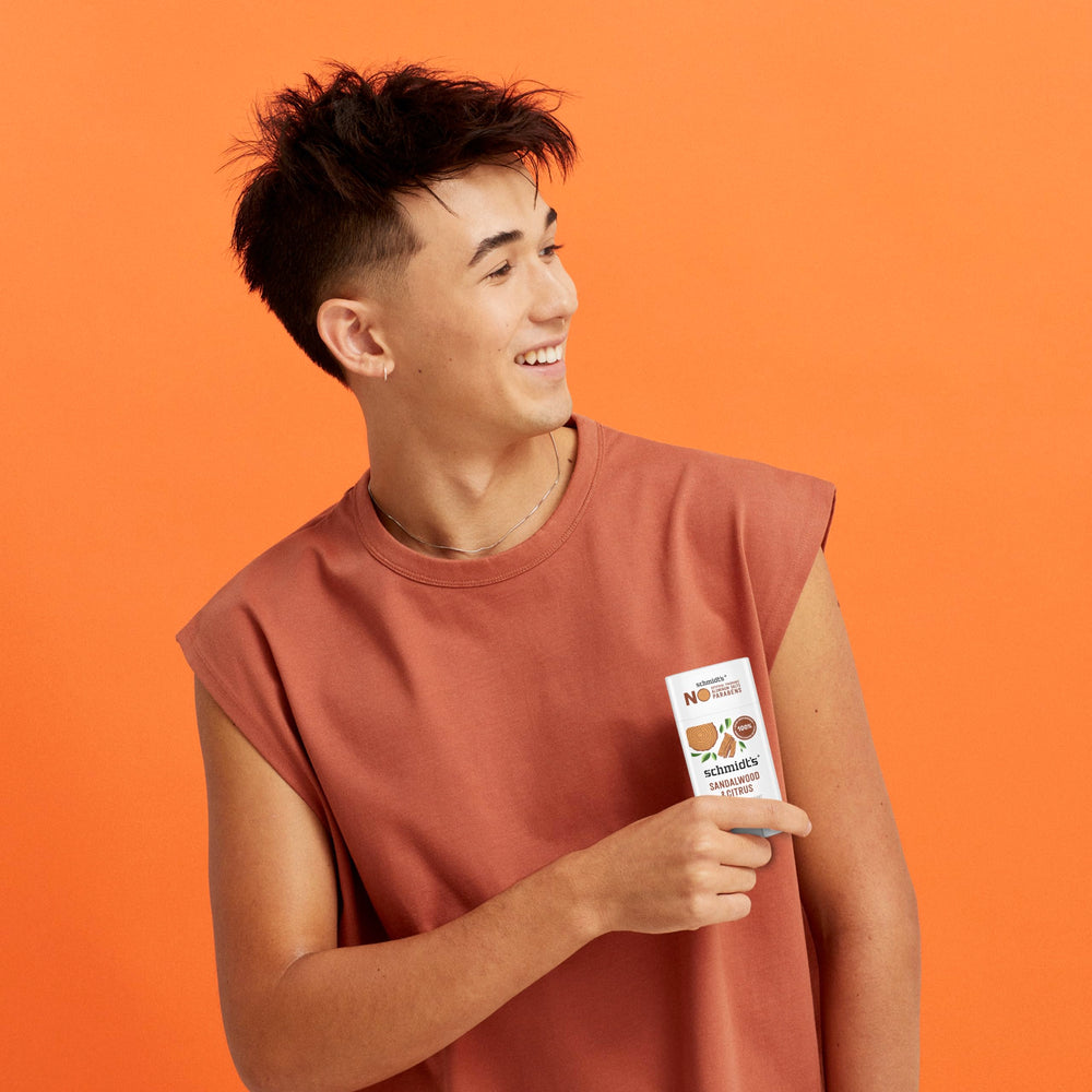 Schmidt's Sandalwood y Citrus, base de coco y jojoba para nutrición suave.