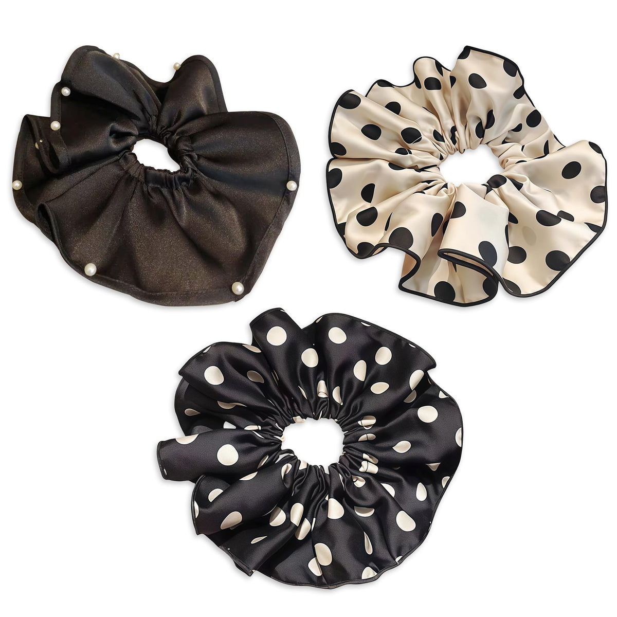 Scrunchies satinados blancos con puntos negros, ideal para coletas elegantes.