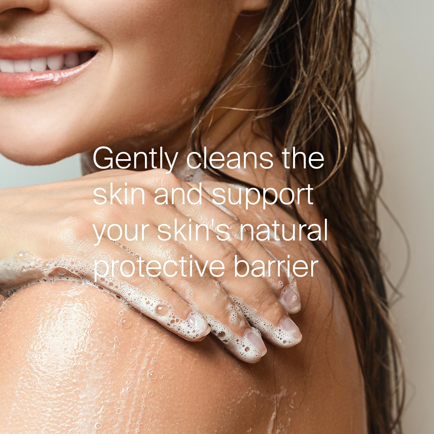 Textura espuma suave de SEBAMED, adecuada para limpieza diaria.
