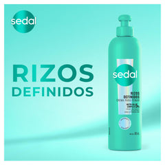 Sedal Rizos Definidos textura cremosa que se reparte con facilidad al aplicar.