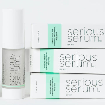 Texture appliquée de Serious Serum après rasage, peau prête à être hydratée