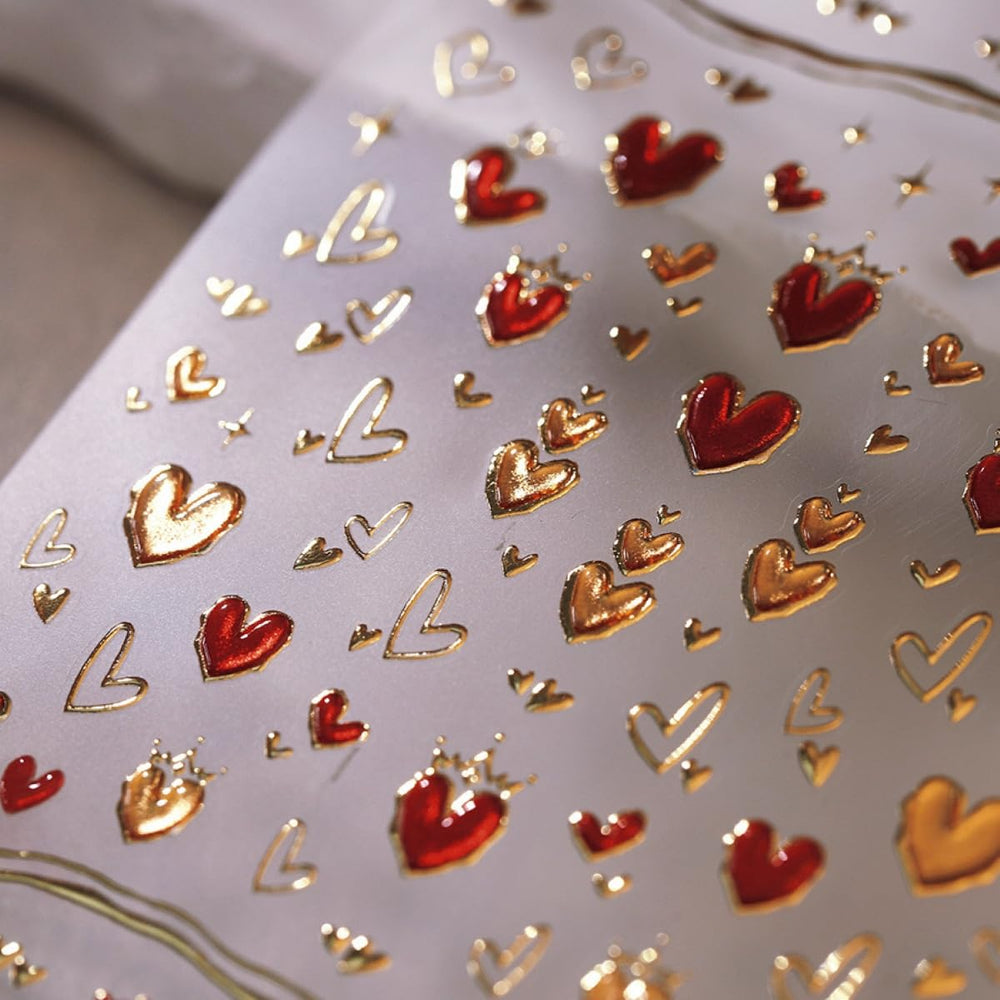Sevgob destellos dorados en corazones para uñas brillantes.