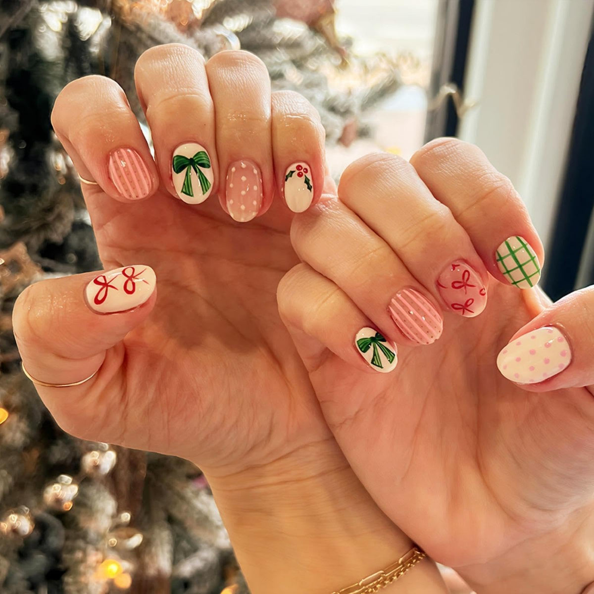 Sevgob: uñas postizas con diseño de lazo rojo-verde brillante, ideales para fiestas.