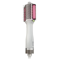 Cepillo Shark SmoothStyle en mano para estilizar con calor suave.
