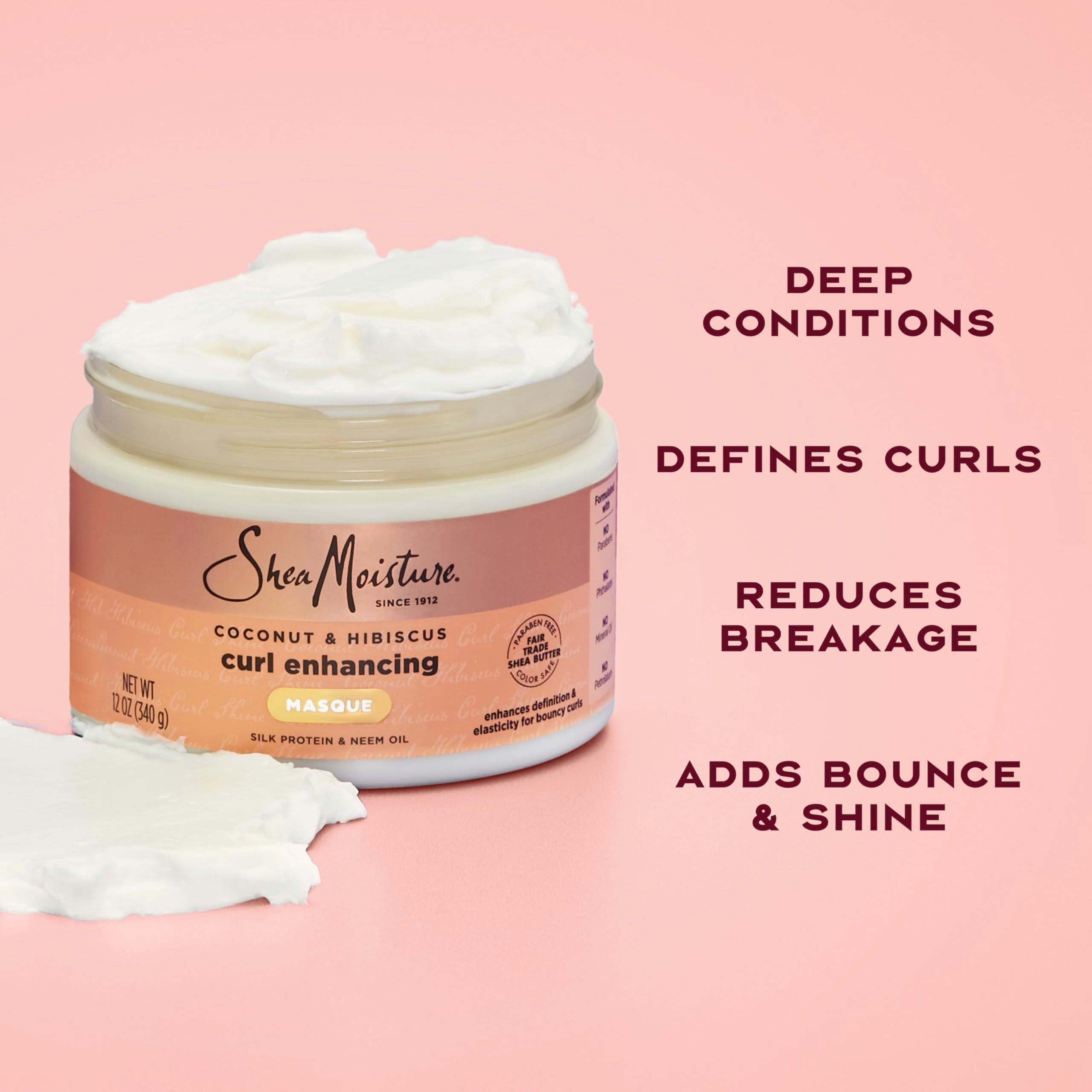Aplicación de mascarilla en cabello seco con SheaMoisture.