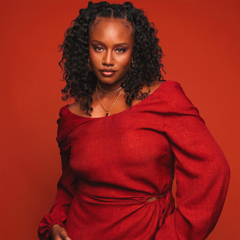 Aplicación suave de SheaMoisture que facilita el peinado diario.