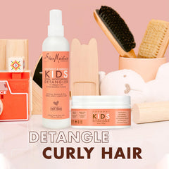 SheaMoisture para niños crema rizos controla el encrespamiento y deja brillo.