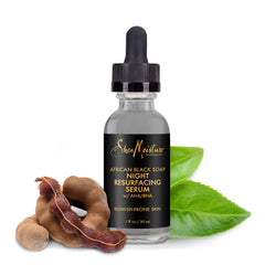 Manteca de karité de SheaMoisture hidrata suavemente durante la rutina nocturna.