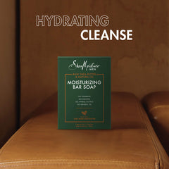 Textura cremosa del jabón SheaMoisture Men en la ducha.