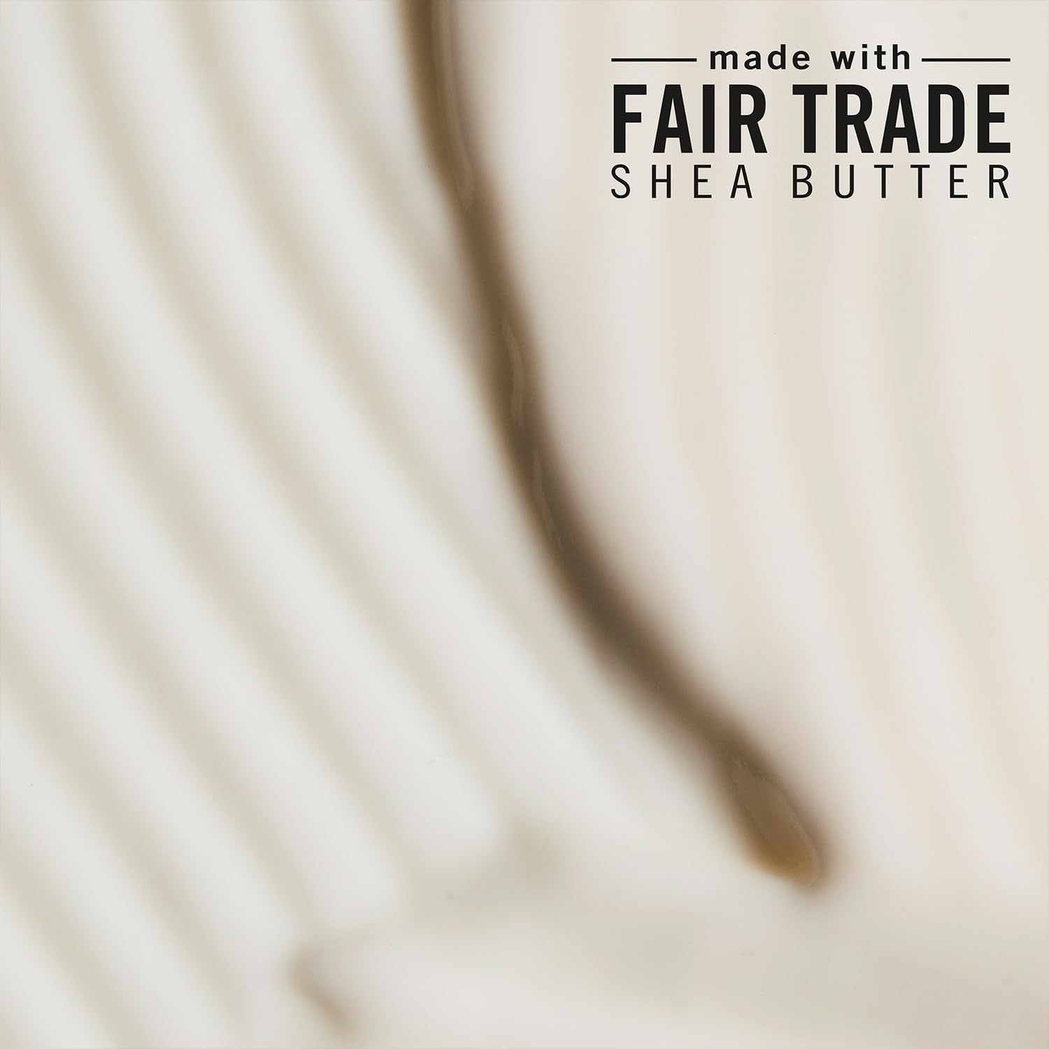 Acondicionador SheaMoisture con textura cremosa para desenredar.