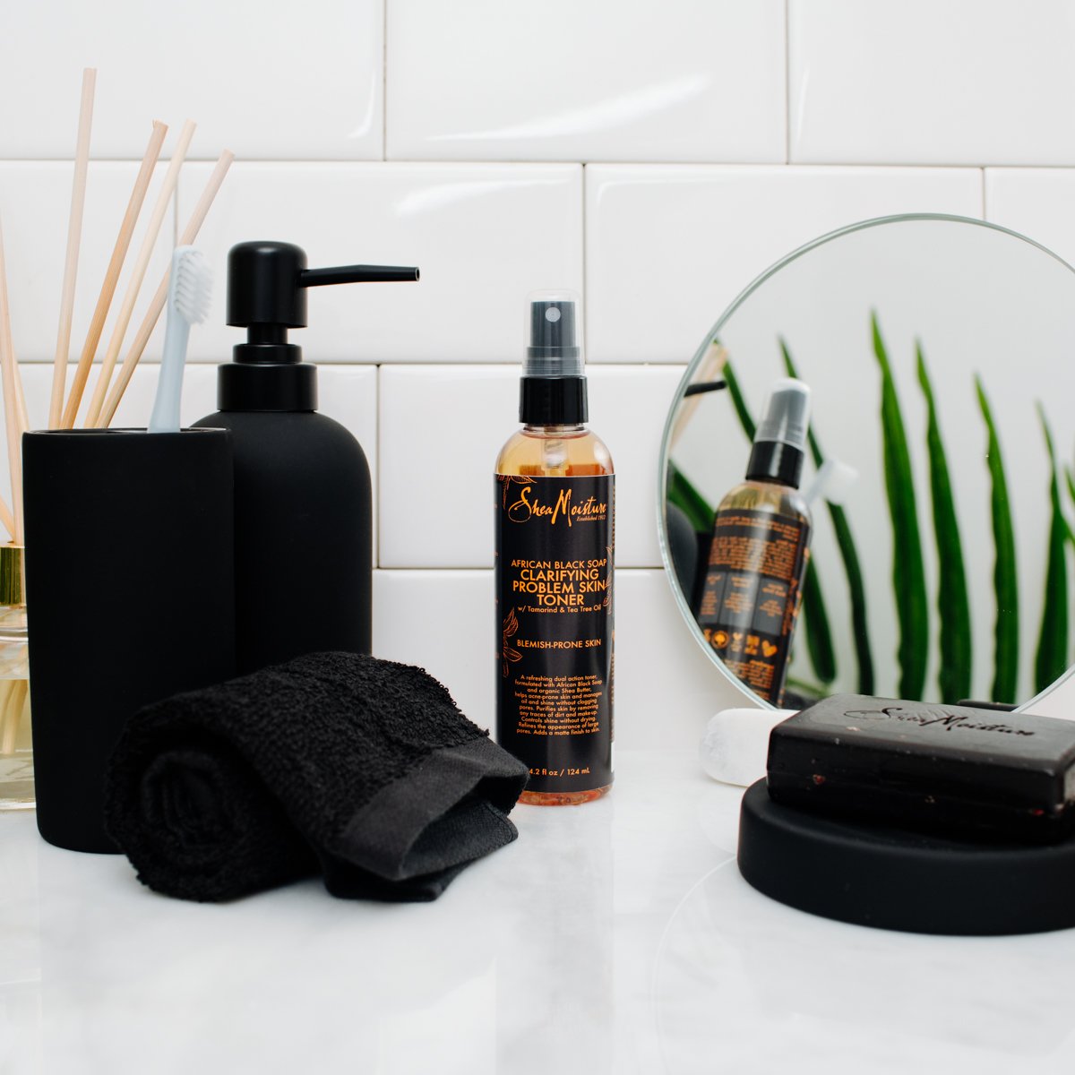 Rociado facial con SheaMoisture Tonico Clarificante para una piel fresca.