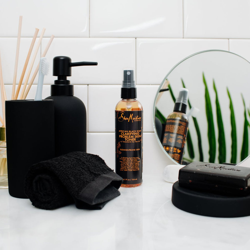 Rociado facial con SheaMoisture Tonico Clarificante para una piel fresca.