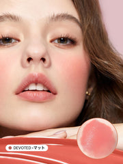 SHEGLAM Color Bloom Rubor Líquido con acabado mate en la mejilla para un look duradero.