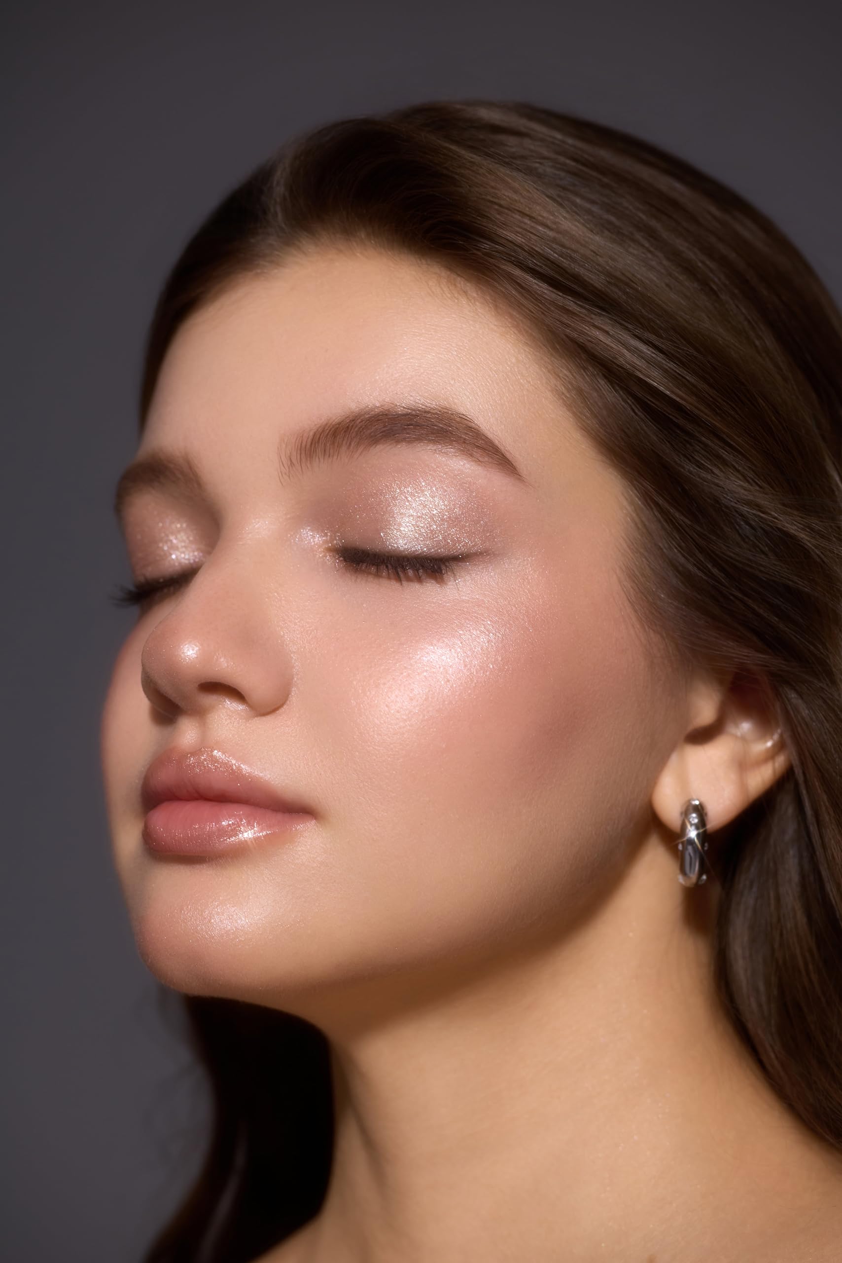 SHEGLAM Crystal Jelly Glaze Stick: envase cristal elegante ideal para retoques diarios.