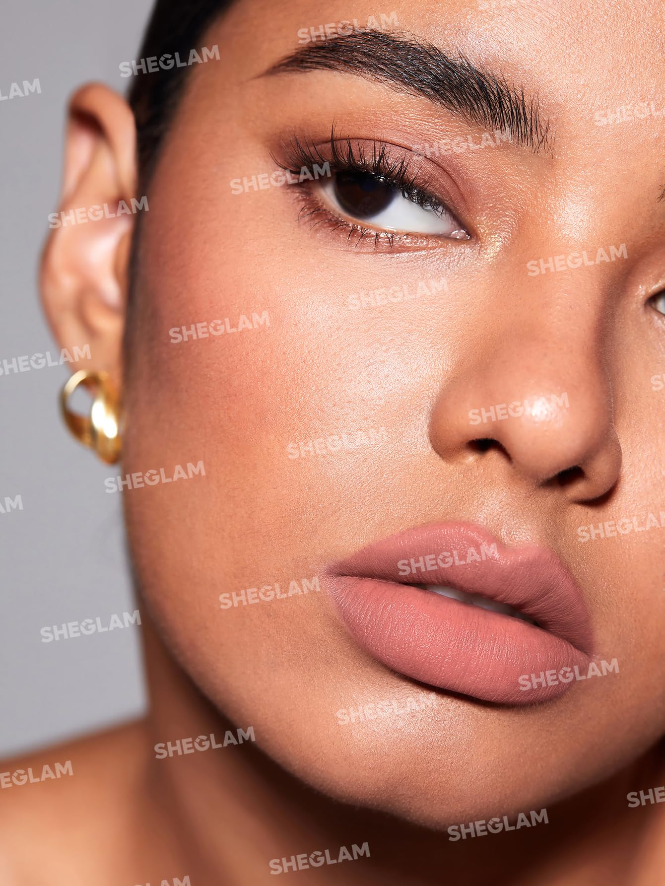 Delineador SHEGLAM textura mousse suave que desliza sin tirar de la piel
