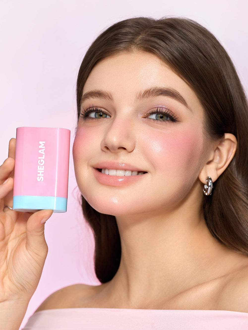 SHEGLAM Glass Glow Blush Stick ofrece aplicación suave en la mejilla para un acabado natural.