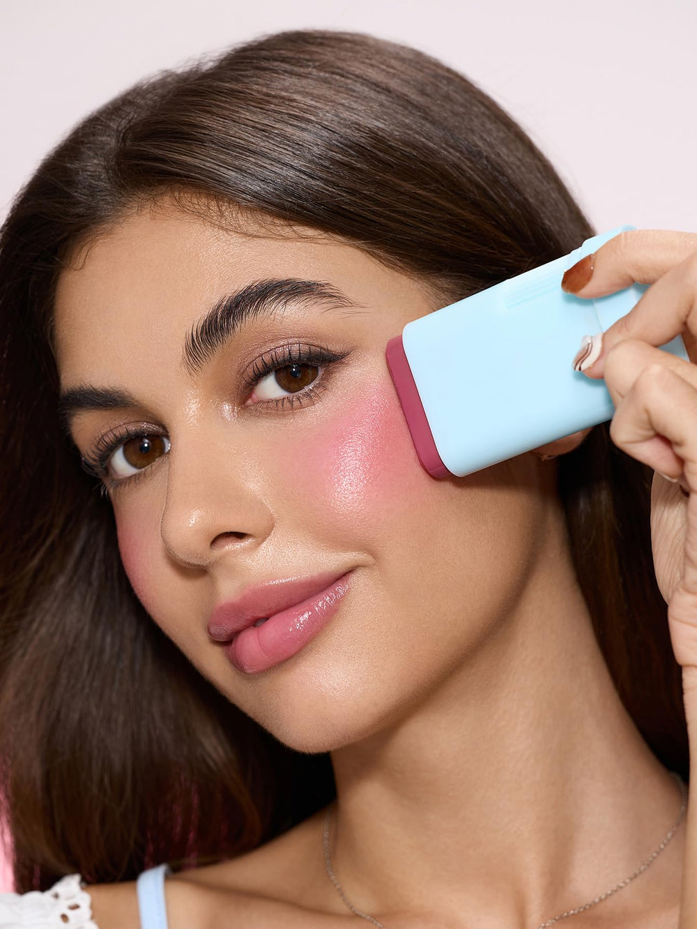 SHEGLAM Glass Glow Blush Stick rubor ligero para un aspecto cotidiano.
