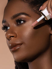 SHEGLAM Glow Bloom la muestra revela color sutil para resaltar rasgos