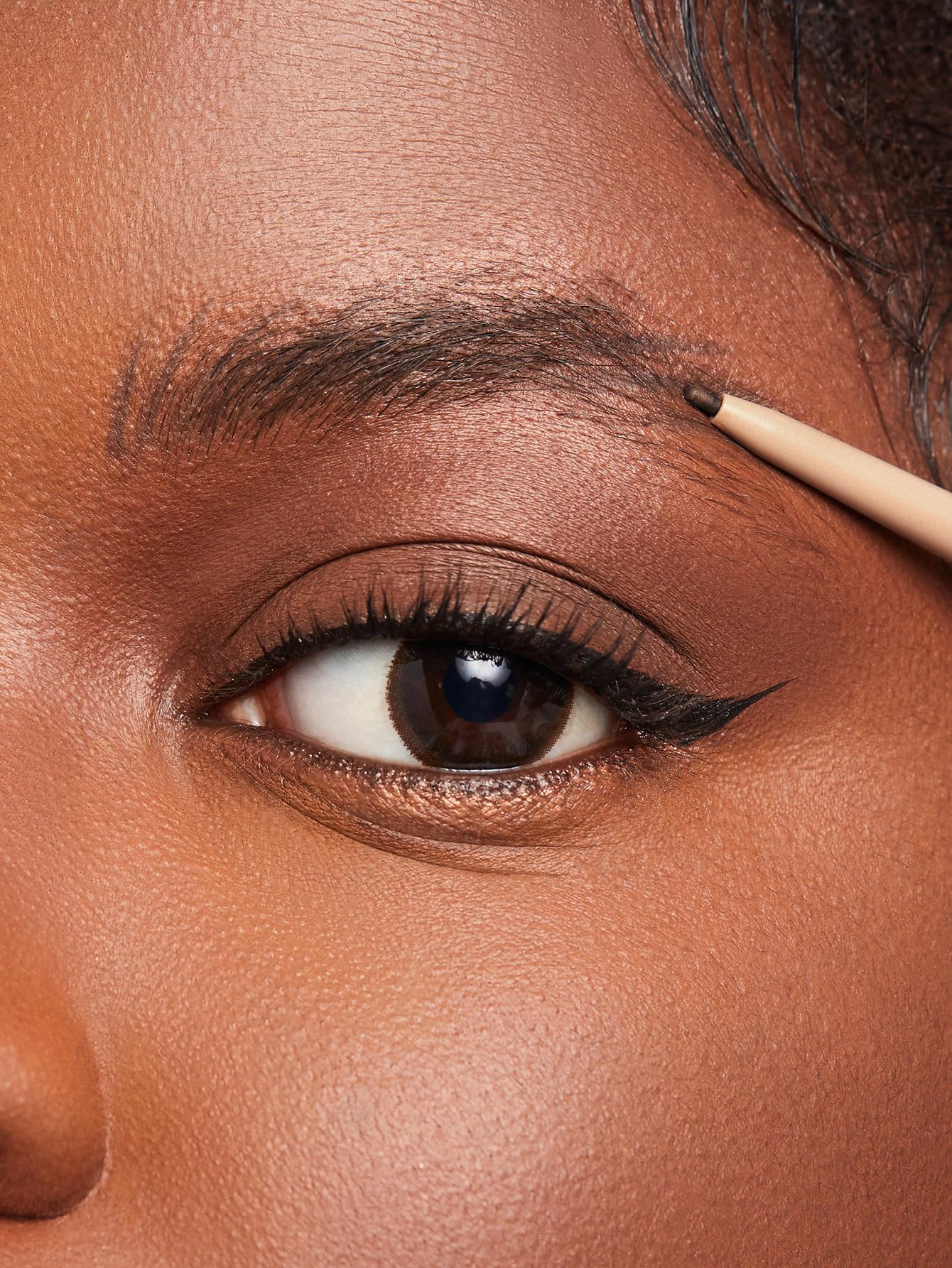 SHEGLAM Insta-Fill: ingredientes activos antiinflamatorios para cejas limpias.
