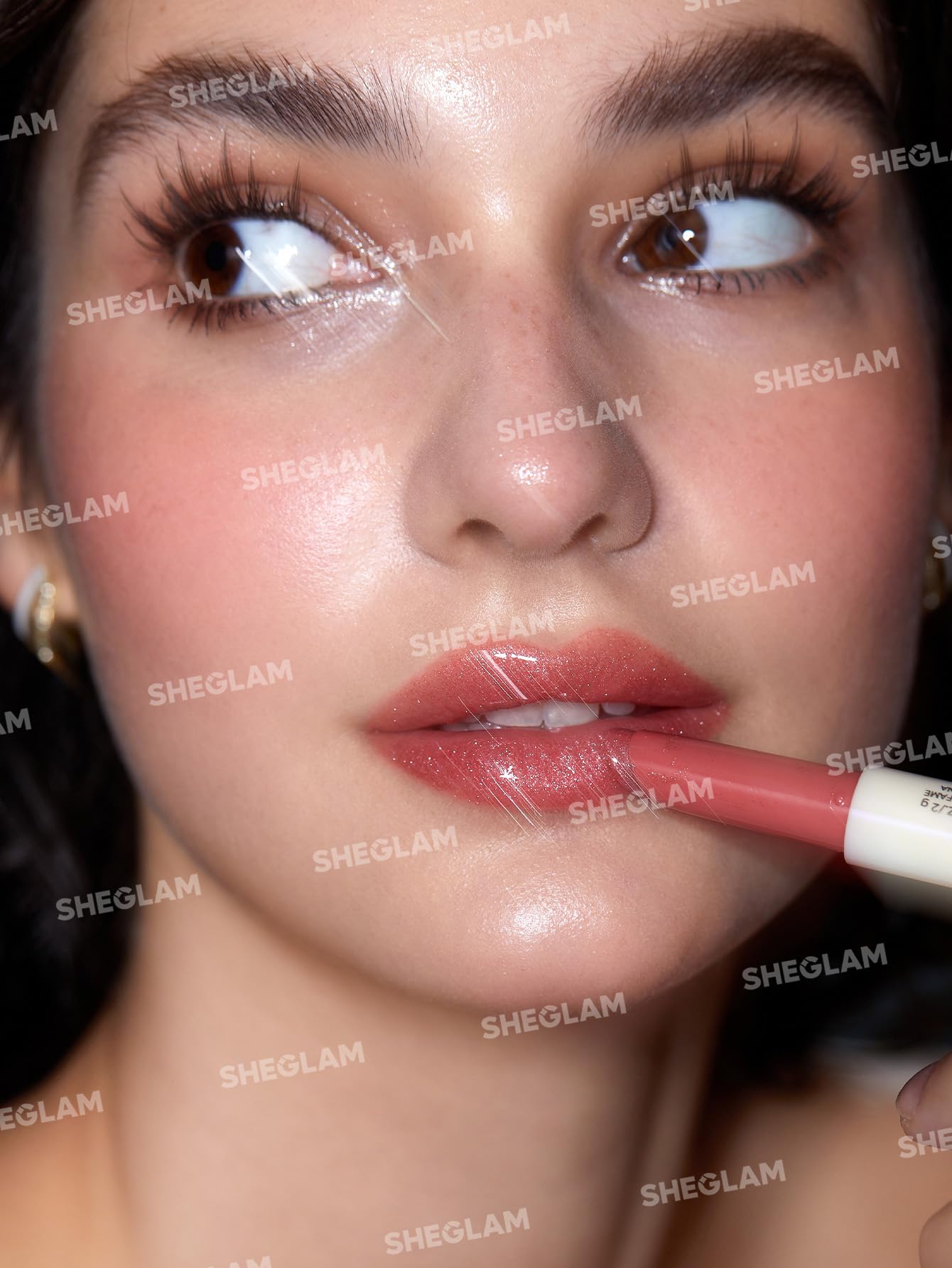 SHEGLAM labial sólido hidratante con aplicador suave para aplicación precisa.