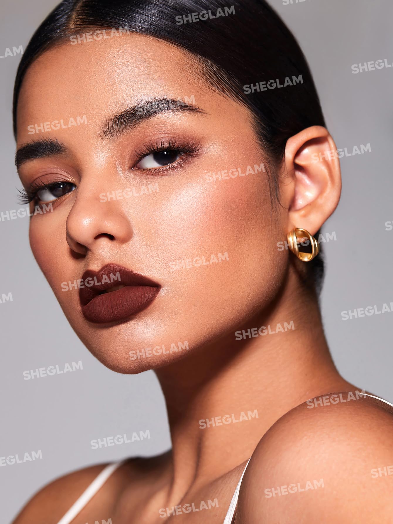 SHEGLAM Lápiz delineador labial cremoso ofrece acabado mate que no se corre durante el día.