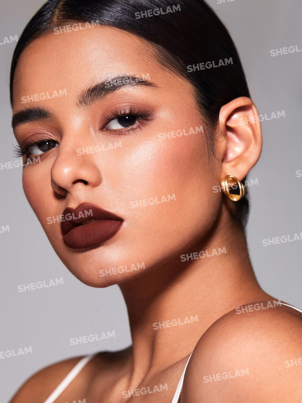 SHEGLAM Lápiz delineador labial cremoso ofrece acabado mate que no se corre durante el día.