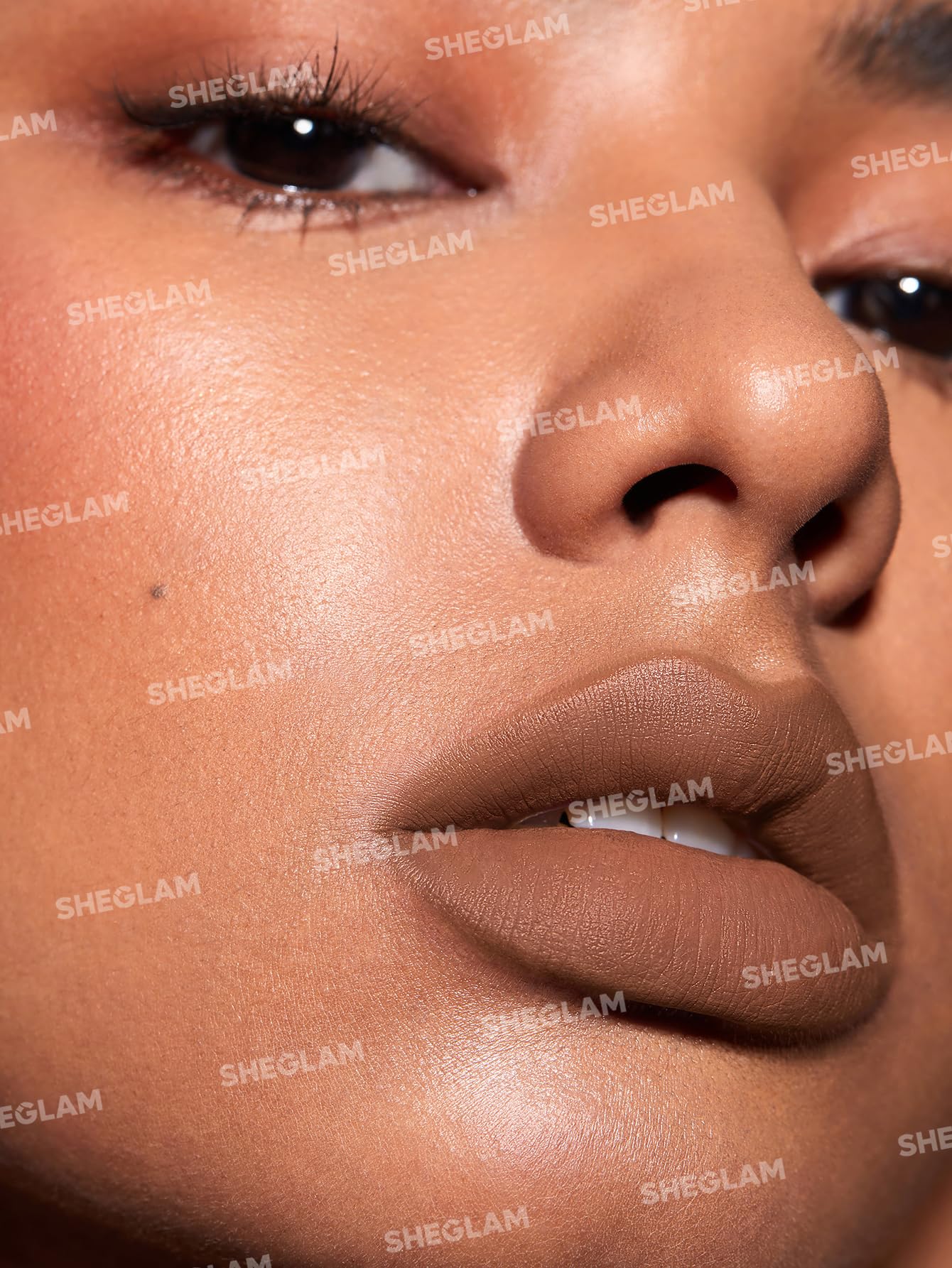 Delineador mousse SHEGLAM Tostado, deslizamiento sin tirones