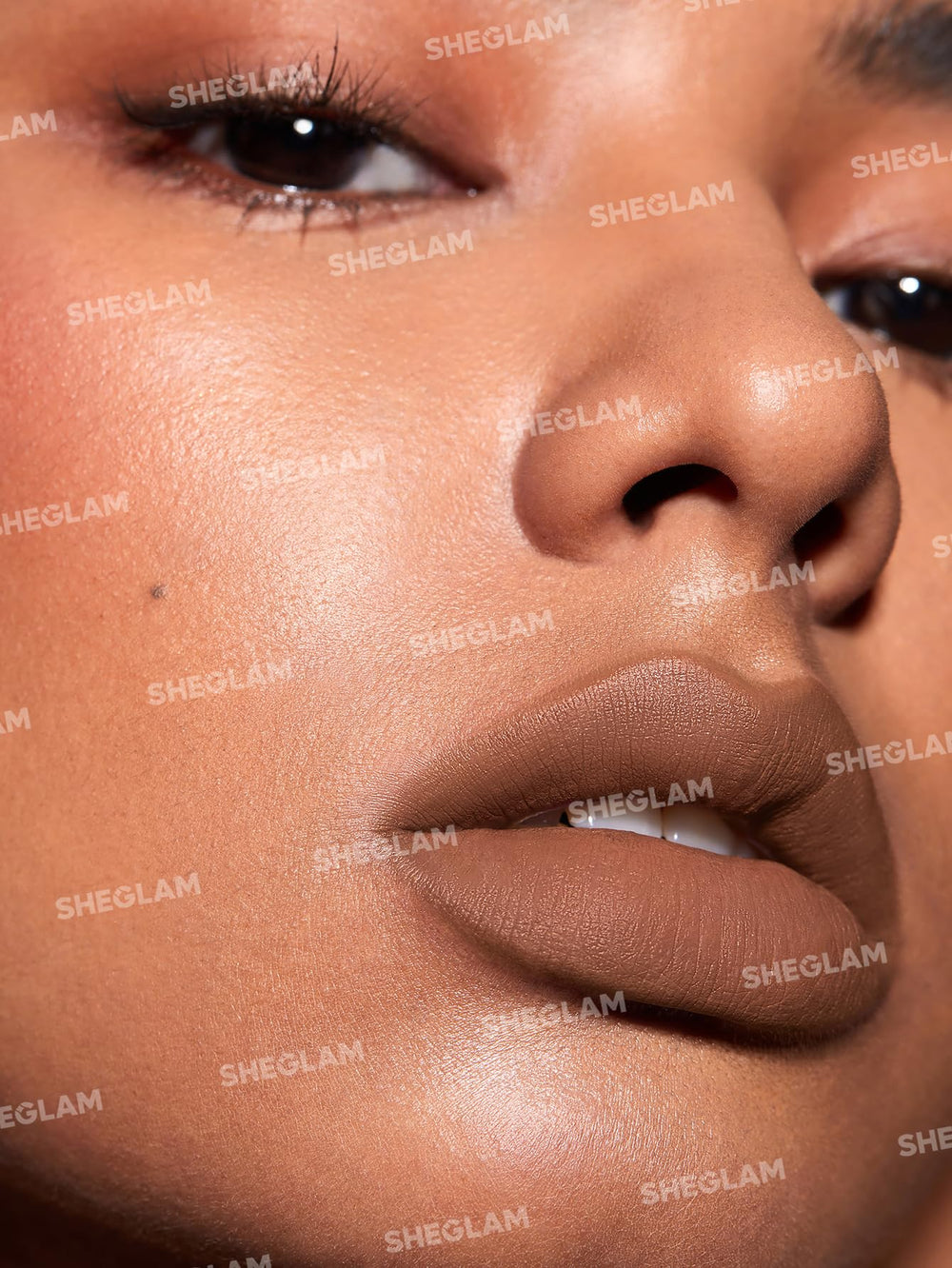 Delineador mousse SHEGLAM Tostado, deslizamiento sin tirones
