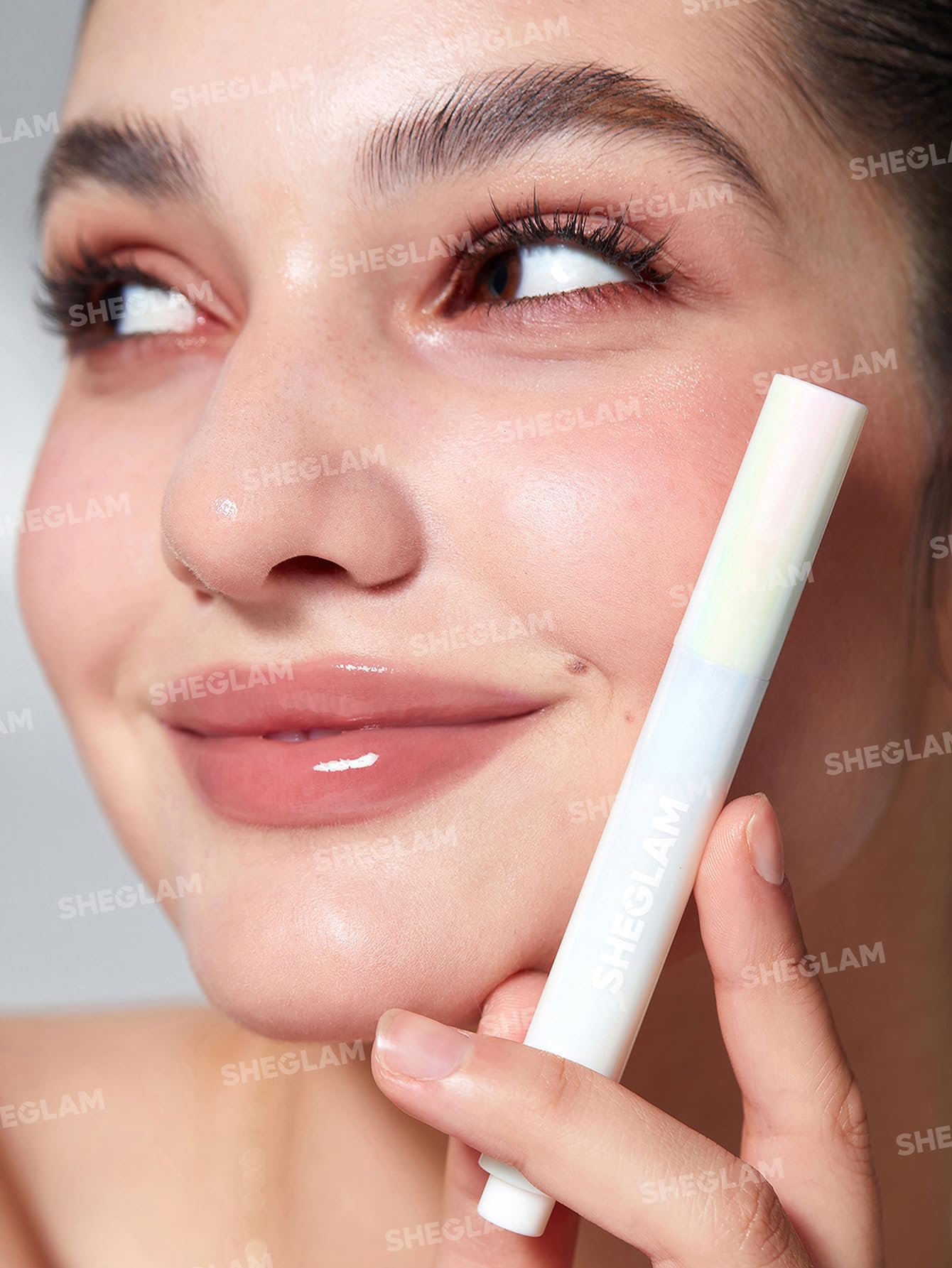 SHEGLAM PoutPerfect aceite de coco para hidratación suave de labios.