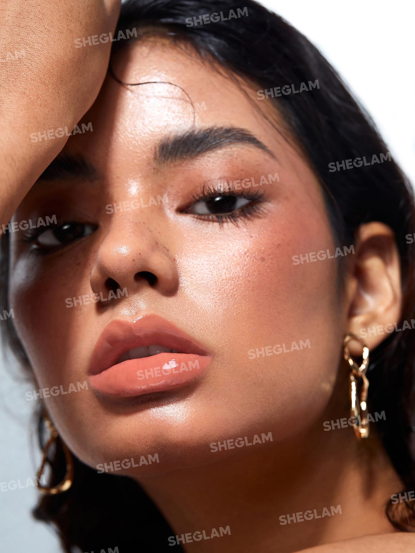 Aplicación suave de SHEGLAM PoutPerfect Gloss sólido Mahogany Magic para labios brillantes.