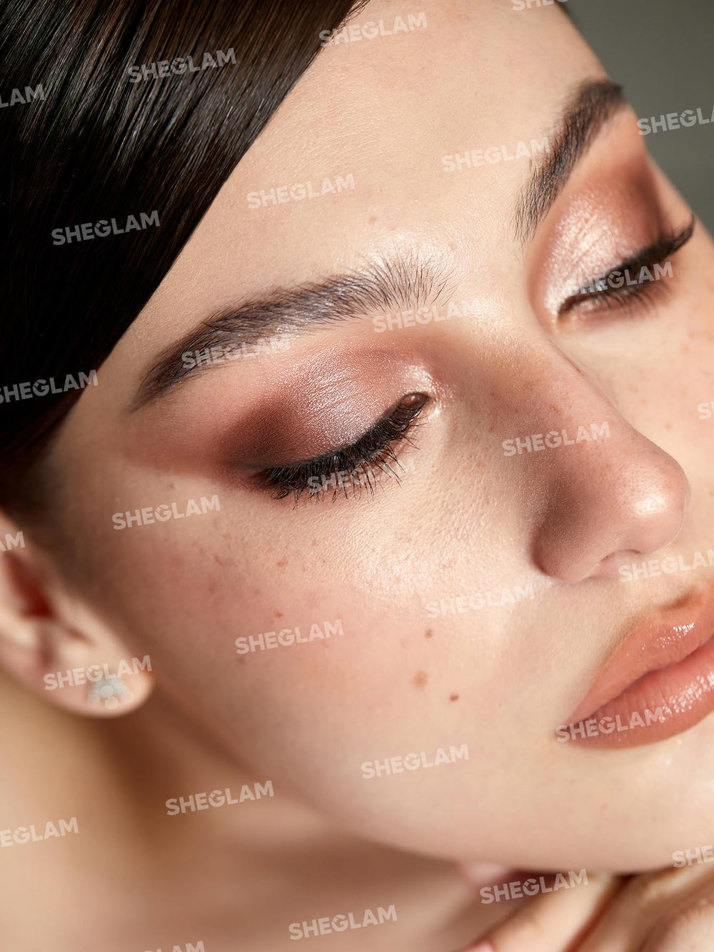 SHEGLAM tono topo base suave para transiciones elegantes